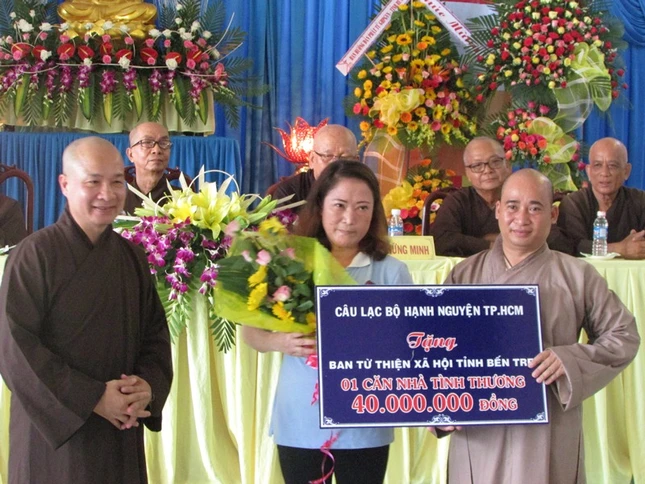 15- nhận kinh phí ủng hộ nhà tình thương.JPG