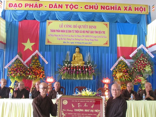 17- BTS trao tặng khánh vàng đến HT. Thích Như Niệm.JPG