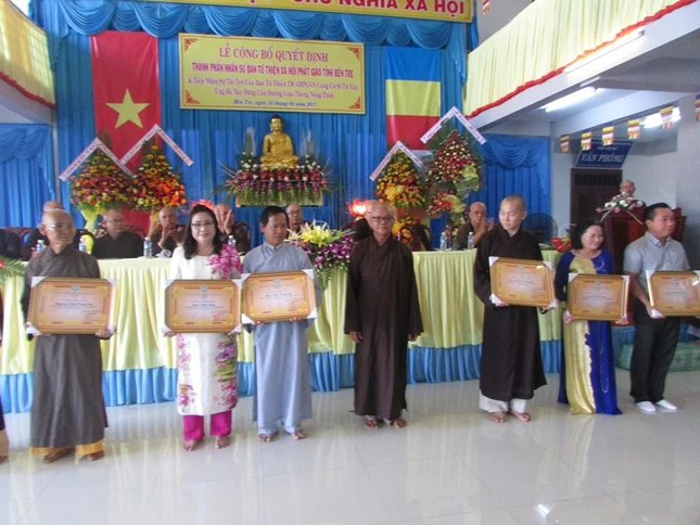 19- BTS- trao Bằng công đức đến quý mạnh thường quân.JPG