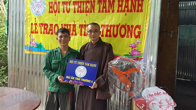 Thay Chon Tri trao qua va nha cho  ho ngheo xa Phu Dien HTM.jpg