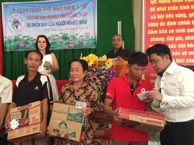 dai dien nhom Ban cua nguoi ngheo  tang the BHYT va qua cho dan ngheo.jpg
