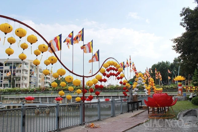 Phật đản rộn ràng tại ngôi chùa bên kênh Nhiêu Lộc ảnh 12 12p1h.jpg