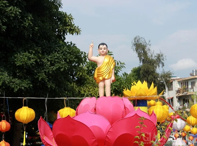 Phật đản rộn ràng tại ngôi chùa bên kênh Nhiêu Lộc ảnh 1 1ph.jpg