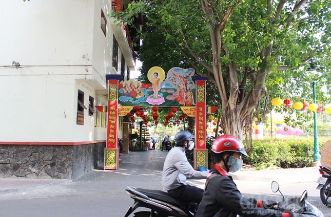 Phật đản rộn ràng tại ngôi chùa bên kênh Nhiêu Lộc ảnh 4 4ph.jpg