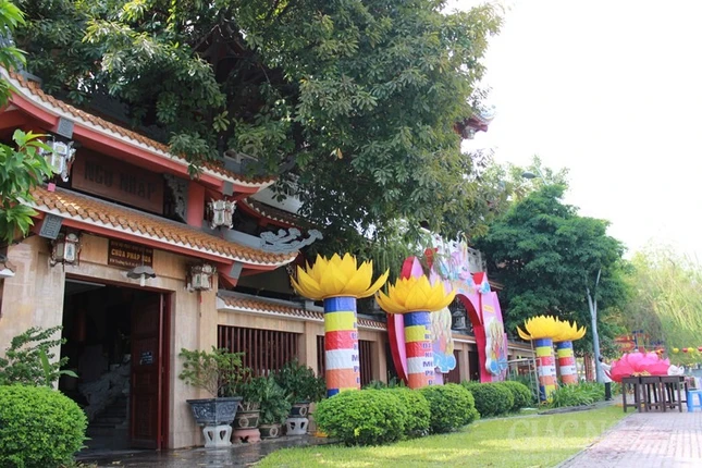 Phật đản rộn ràng tại ngôi chùa bên kênh Nhiêu Lộc ảnh 5 5ph.jpg