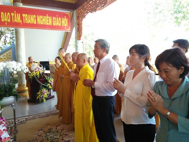 Bến Tre: PG H.Thanh Phú tổ chức Đại lễ Phật đản ảnh 2 5 - Dâng hương cúng dường.jpg
