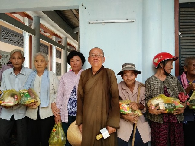Bến Tre: PG H.Thanh Phú tổ chức Đại lễ Phật đản ảnh 3 8- TT. Trụ trì tặng quà đến bà con nghèo.jpg