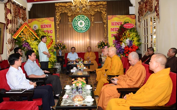 Các ban ngành T.Ư chúc mừng Phật đản GHPGVN ảnh 6