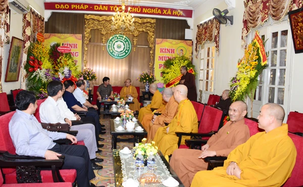 Các ban ngành T.Ư chúc mừng Phật đản GHPGVN ảnh 1