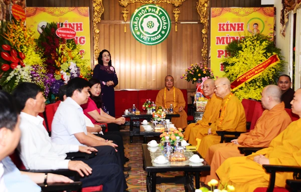 Các ban ngành T.Ư chúc mừng Phật đản GHPGVN ảnh 3