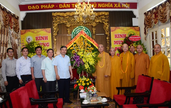 Các ban ngành T.Ư chúc mừng Phật đản GHPGVN ảnh 7
