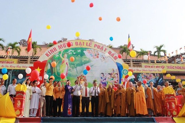 Trang nghiêm Đại lễ Phật đản tại Q.Tân Bình ảnh 10 16tb.jpg