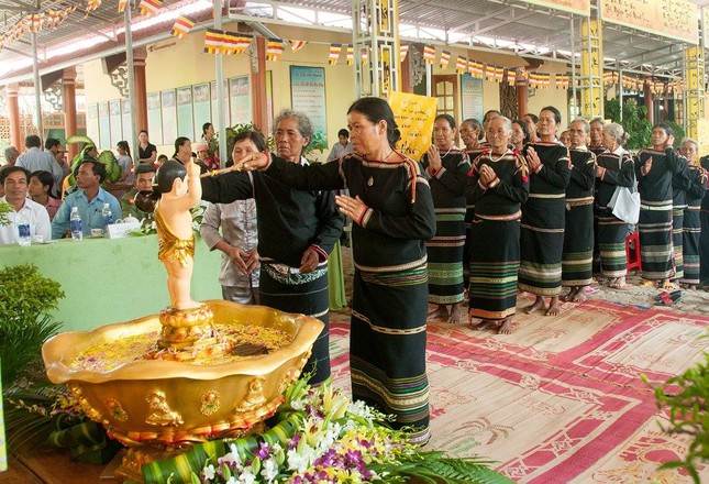 Đồng bào dân tộc huyện Lắk kính mừng Phật đản ảnh 5 12l.jpg