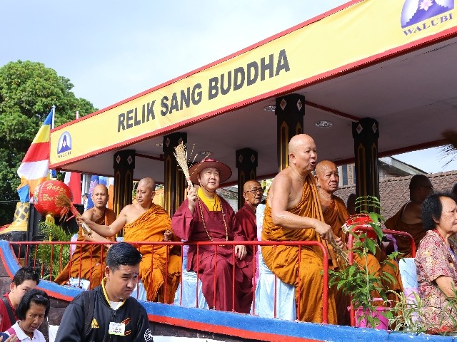 Chùm ảnh: Trang nghiêm rước Phật tại Indonesia ảnh 27 Chùm ảnh: Trang nghiêm rước Phật tại Indonesia ảnh 27