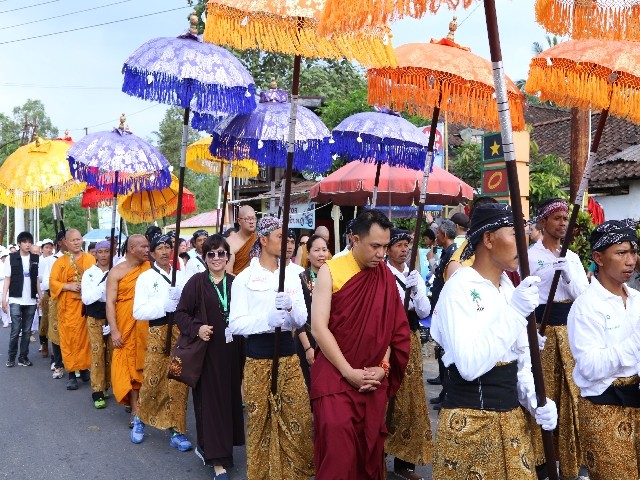 Chùm ảnh: Trang nghiêm rước Phật tại Indonesia ảnh 34 Chùm ảnh: Trang nghiêm rước Phật tại Indonesia ảnh 34