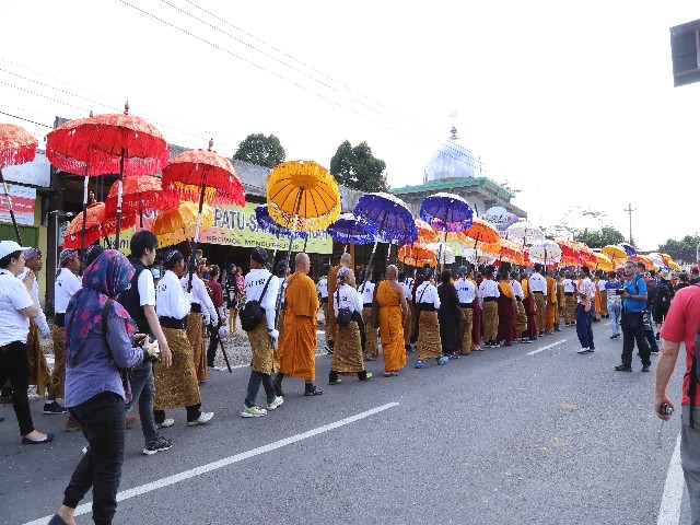 Chùm ảnh: Trang nghiêm rước Phật tại Indonesia ảnh 35 Chùm ảnh: Trang nghiêm rước Phật tại Indonesia ảnh 35