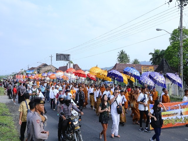 Chùm ảnh: Trang nghiêm rước Phật tại Indonesia ảnh 40 Chùm ảnh: Trang nghiêm rước Phật tại Indonesia ảnh 40