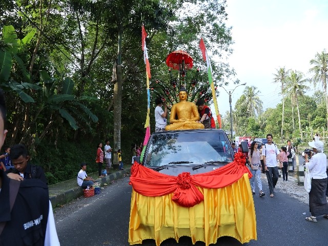 Chùm ảnh: Trang nghiêm rước Phật tại Indonesia ảnh 1 Chùm ảnh: Trang nghiêm rước Phật tại Indonesia ảnh 1