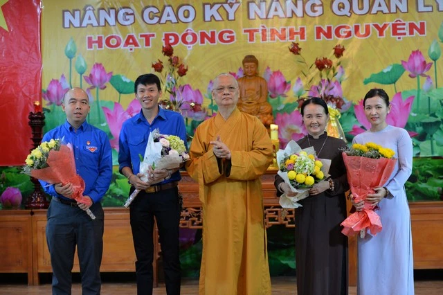 Các nhóm tình nguyện chia sẻ tại chùa Quán Sứ ảnh 4