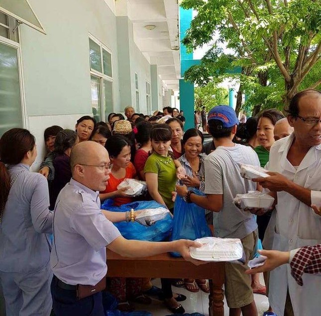 Tặng quà, khám bệnh và trao mì cho người nghèo ảnh 2 18342740_877642475722836_6672724688386761062_n.jpg