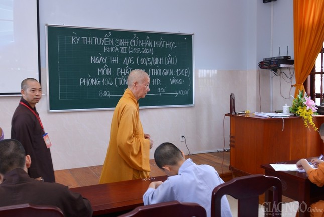 Thi tuyen sinh khoa XII (21).jpg