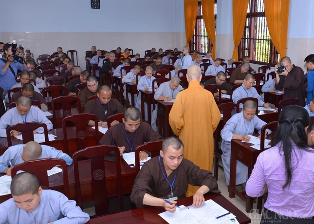 Thi tuyen sinh khoa XII (26).jpg