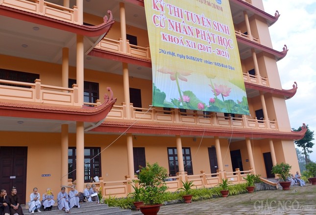 Thi tuyen sinh khoa XII (2a).jpg