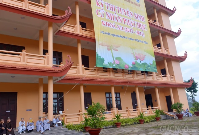 Thi tuyen sinh khoa XII (2a).jpg