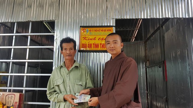 DD Thich chon tri trao 1 trieu dong cho ho ngheo.jpg