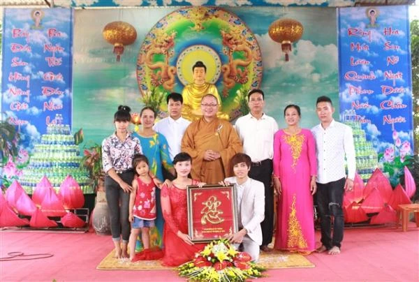 Hai Phật tử trẻ làm lễ hằng thuận tại chùa Ông Sư ảnh 1 a hangthuan 1.jpg