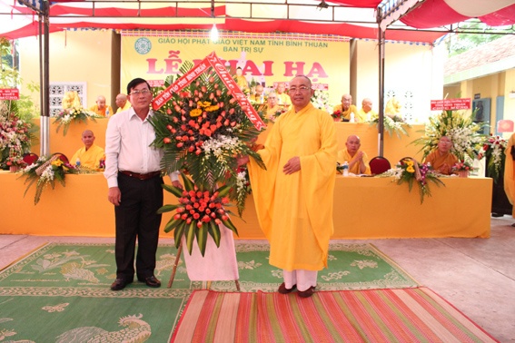 Ong Pham Huu Ba thay mat Ban Ton giao Tinh tang hoa chuc mung.jpg