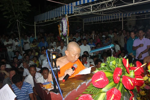 HT Thach Huon doc dieu van Hoi Doan ket Su sai.jpg