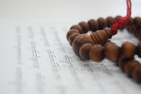 Tràng hạt gắn với câu Phật hiệu "A Di Đà" - Ảnh minh họa niemphat.jpg