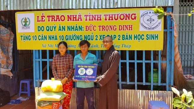 DD Thich Chon Tri trao nha va qua cho0 ho ngheo.jpg
