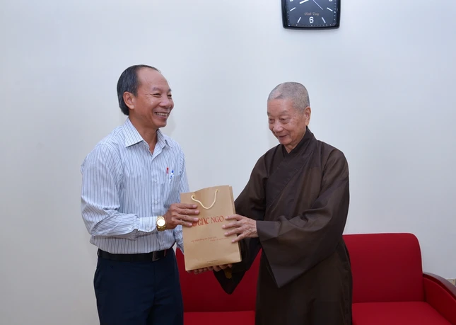 Chuc mung BGN (2).JPG