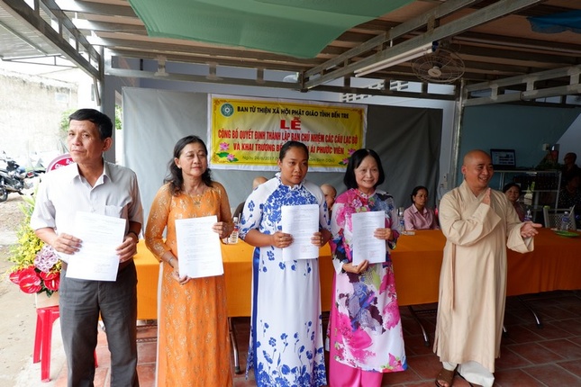 4- Trao quyết định đến các Ban chủ nhiệm CLB.jpg