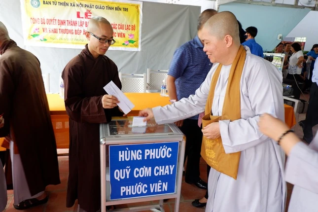 6- Chư tôn đức hùn phước vào bếp ăn nhân ái.jpg