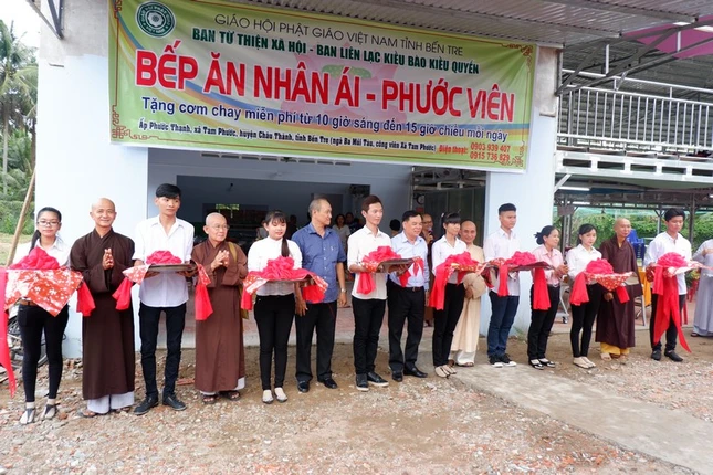 8-Lãnh đạo giáo hội và chính quyền tỉnh Bến Tre cắt băng khai trương bếp ăn Phước Viên.jpg