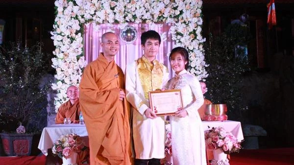 doi-ban-tre-thanh-son-thu-ha-to-chuc-le-hang-thuan-tai-chua-dong-son-3.jpg