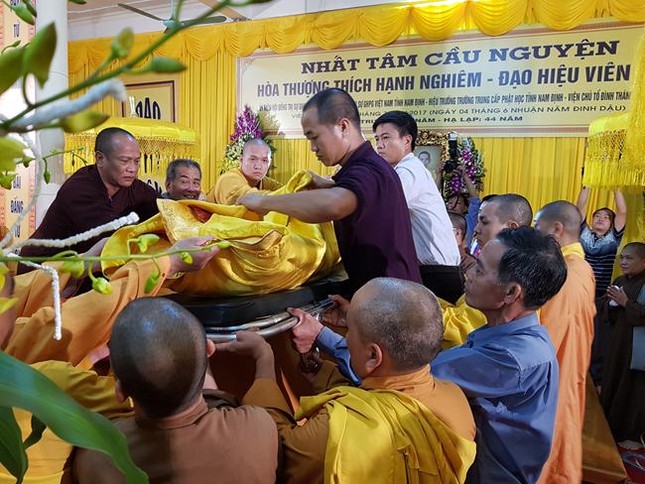 Nam Định: Lễ nhập kim quan HT.Thích Hạnh Nghiêm ảnh 1 a nhap quan 1.jpg