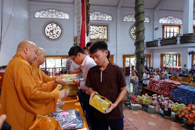 4- chư tôn đức trong Ban Hoằng pháp trao quà cho các em Đại học.JPG