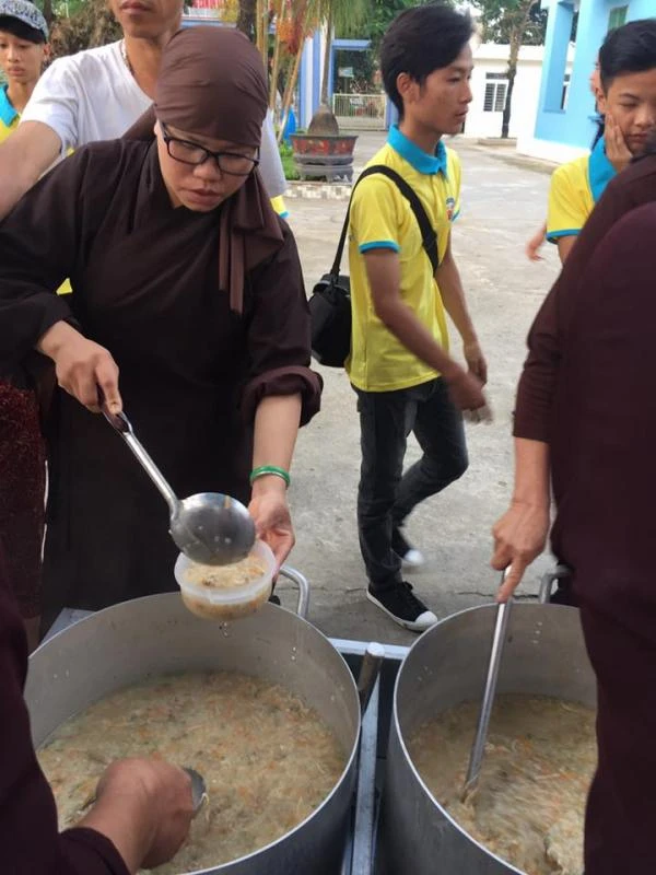 Phật giáo Nga Sơn phát cháo cho bệnh nhân ảnh 1 a ngason 1.jpg