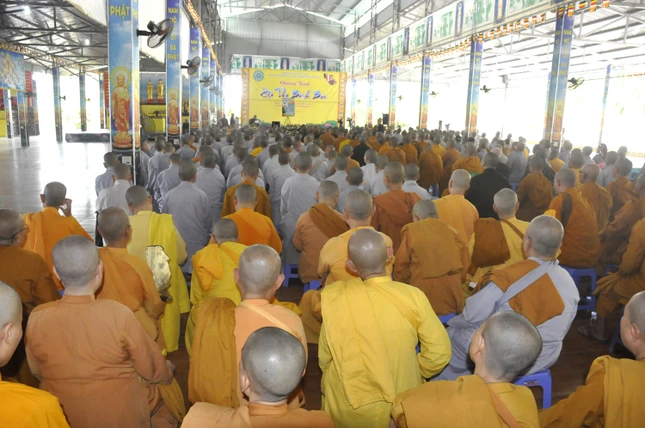 Tăng Ni trẻ an cư tại các trường hạ thi bích báo ảnh 4 _DSC0106.JPG