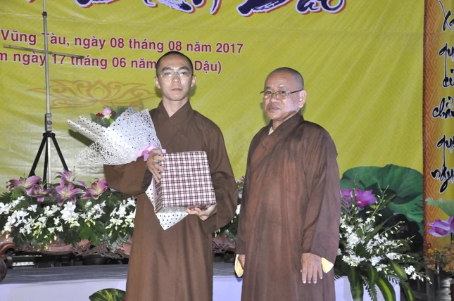 Tăng Ni trẻ an cư tại các trường hạ thi bích báo ảnh 3 trao giai.JPG