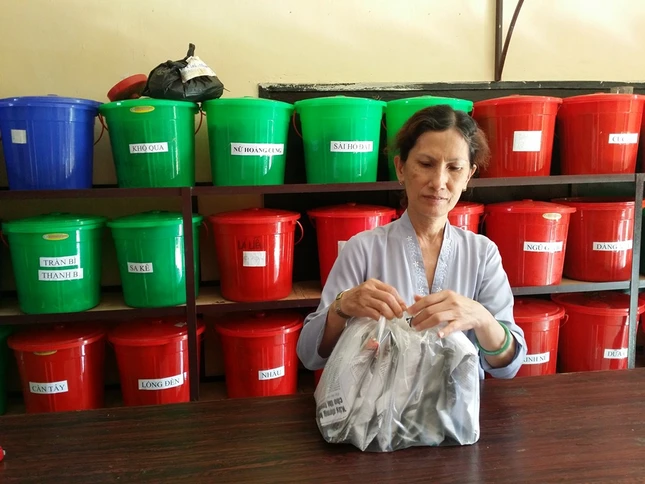 Hinh XH 909 Vo chong nghe y.jpg