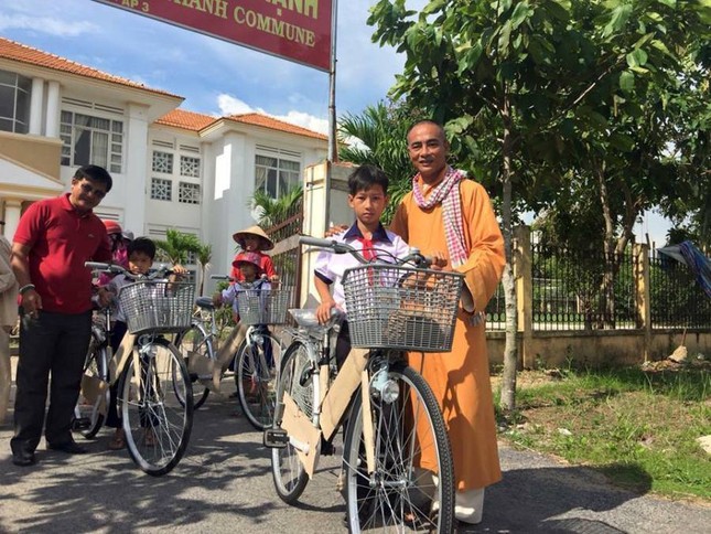 TT Thich Thien Quy tang xe dap cho hoc sinh ngheo truoc nam hoc moi 2017 2018.jpg