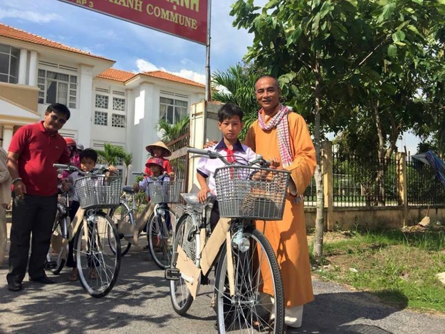 TT Thich Thien Quy tang xe dap cho  hoc sinh ngheo truoc nam hoc moi 2017 2018.jpg