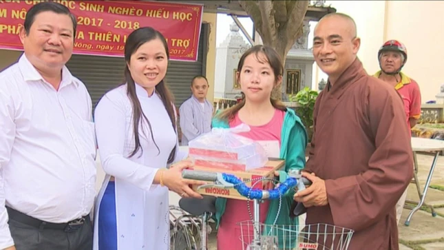 Trao xe dap va qua cho HS ngheo  HTN.jpg