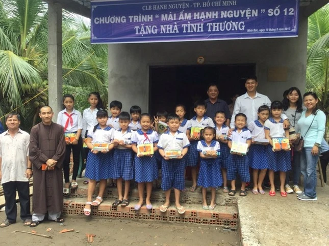 4- trao tặng học bổng 20 em học sinh khó khăn.jpg