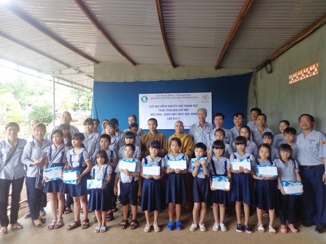 Diễn đàn Phật học Vườn Tâm trao học bổng ảnh 1 a thanhtoan.jpg